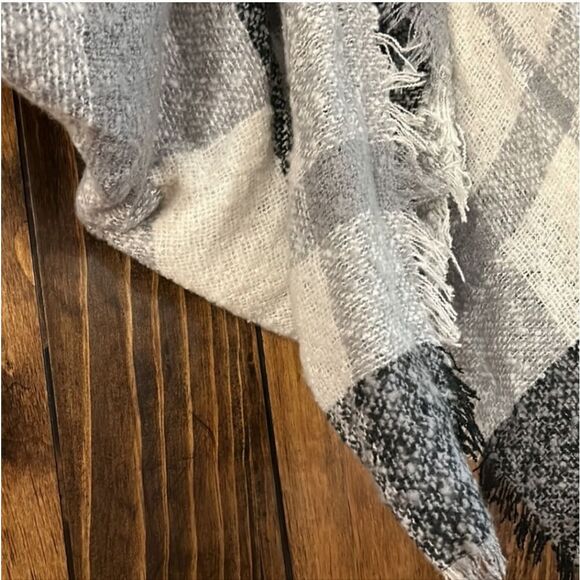 NWT Quagga Blanket Wrap in White/Grey/Black - Picture 4 of 8